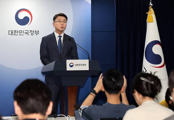 [서울=뉴시스] 배훈식 기자 = 류제명 과학기술정보통신부 네트워크정책실장이 14일 오후 서울 종로구 정부서울청사에서 IP 카메라 보안 강화 방안 브리핑을 하고 있다. 2024.11.14. dahora83@newsis.com