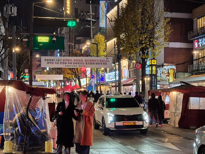 26일 오후 7시 15분쯤 서울 종로구 종로3가역 인근 상생거리의 모습. 종로구는 낙원상가~묘동사거리까지 250m 구간을 합법적인 야장 구역으로 정했다. 포차가 있는 구역과 차도가 구분되어 있다. /권우석 기자