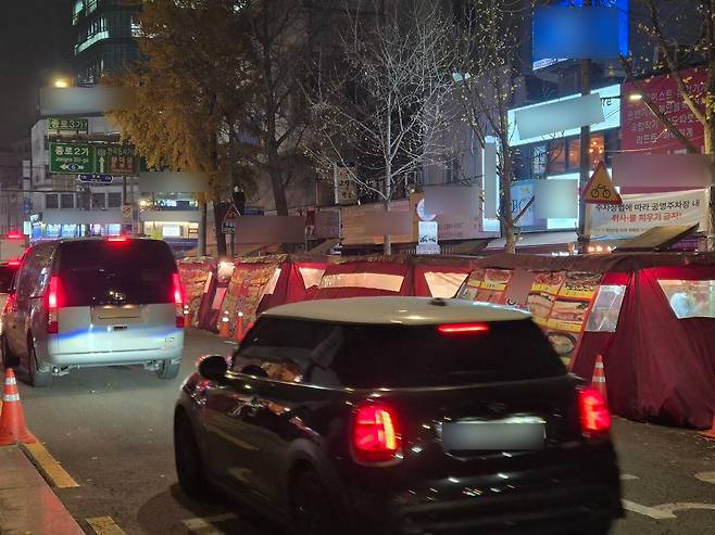 27일 오후 8시쯤 서울 종로구 종로3가역 13번출구~청계3가사거리 사이 거리 모습. /권우석 기자
