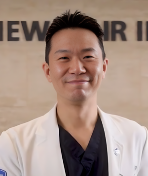 뉴헤어모발성형외과의 김진오 원장. 도서 출판과 학회 활동, 각종 연구와 논문 집필, 칼럼 기고까지 '탈모' 정복을 위한 여정을 펼치고 있다. 최근에는 하이퀄리티 탈모 커뮤니티 <모아시스>에 기고하고 같은 이름의 유튜브 채널 <모아시스>에도 출연할 예정이라고. 사진: 뉴헤어모발성형외과