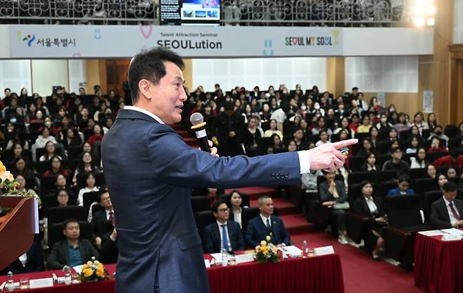 오세훈 서울시장이 지난 5일 하노이대학교에서 열린 '서울 인재유치 네트워크 프로모션'에서 특별 강연을 하고 있다. 서울시 제공