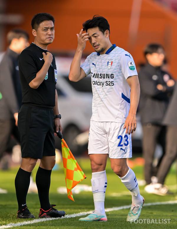 이기제(오른쪽, 수원삼성). 풋볼리스트