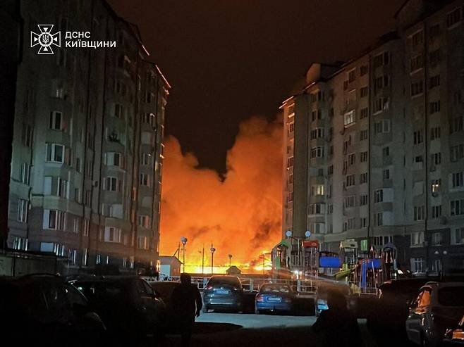 6일(현지시각) 우크라이나의 수도 키이우 지역에서 러시아의 공습으로 화재가 발생한 모습. AFP 연합뉴스