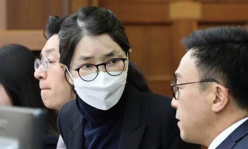 도이치모터스 주가조작과 명태균 공천개입, 통일교 청탁·뇌물 수수 의혹 혐의 등으로 구속기소 된 김건희 여사가 3일 서울 서초구 서울중앙지방법원에서 열린 자본시장법 위반 혐의 결심 공판에 출석, 변호인과 대화하고 있다. 사진공동취재단