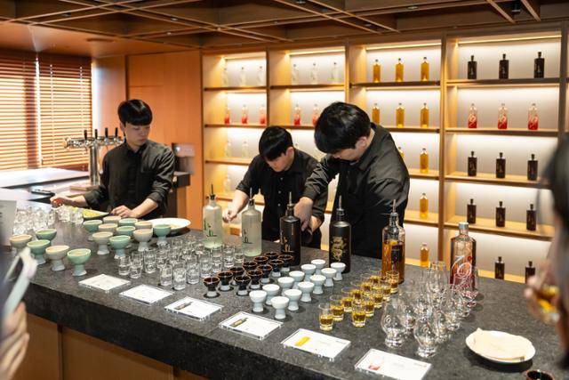 1일 경기 여주시 화요 제2공장에서 화요 관계자들이 지금까지 출시된 화요 제품을 선보이고 있다. 화요 제공