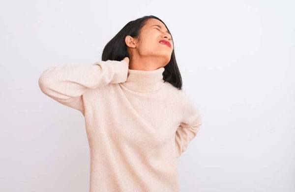 목도리를 매거나 목티를 입을 때 유독 답답함을 느낀다면 ‘촉각방어’가 있을 수 있다./사진=클립아트코리아