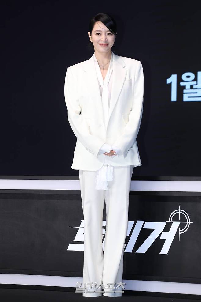 배우 김혜수가 8일 오전 서울 영등포구 콘래드 호텔에서 열린 디즈니+ 오리지널 '트리거' 제작발표회에 참석해 포즈를 취하고 있다. '트리거'는 이 꽃 같은 세상, 나쁜 놈들의 잘못을 활짝 까발리기 위해 일단 카메라부터 들이대고 보는 지독한 탐사보도 프로 놈들의 이야기. 15일 공개. 서병수 기자 qudtn@edaily.co.kr /2025.01.08/