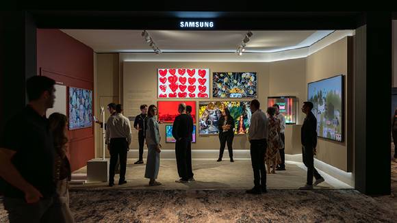관람객들이 아트 바젤 마이애미 비치 삼성전자 전시존에서 Micro RGB, Neo QLED, 더 프레임 등 삼성 아트 TV를 감상하고 있다. [사진=삼성전자]