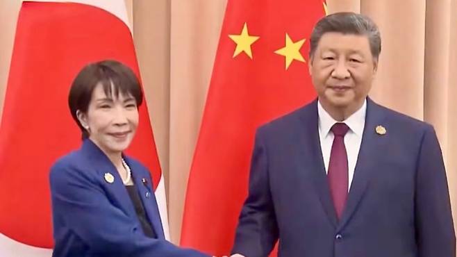 10月31日に慶州で開催されたアジア太平洋経済協力会議（APEC）首脳会議に先立ち、握手を交わす中国の習近平国家主席（右）と日本の高市早苗首相（SBSキャプチャ）。