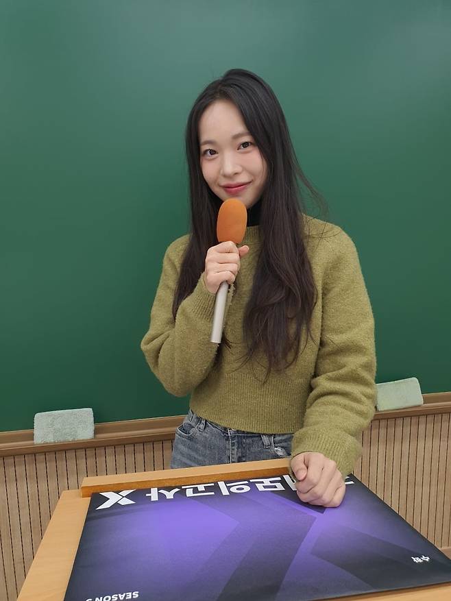 김영현 대리가 온라인 전용 프리미엄 교육 콘텐츠 '강대모의고사X'를 두고 교육 강의 영상 제작 과정을 보여주고 있다. 윤현주 기자