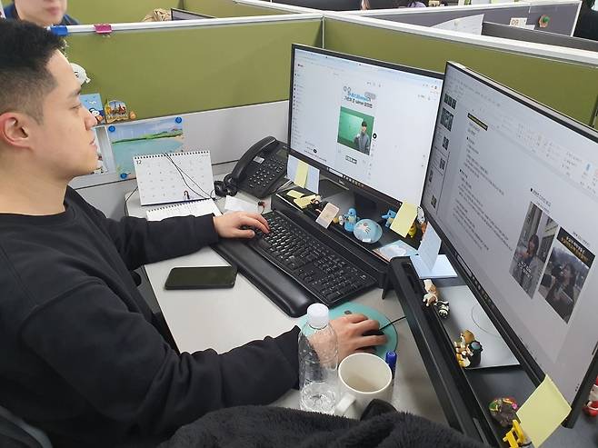 이건희 대리가 교육 영상 편집을 하고 있다. 윤현주 기자