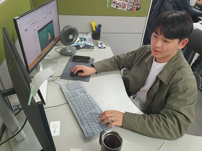 오종성 사원이 스토리 보드 작성 중이다. 윤현주 기자