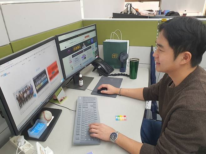 박주선 과장이 마케팅 업무를 하고 있다. 윤현주 기자