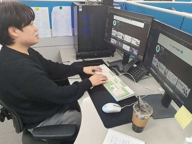 박영광 사원이 유튜브 콘텐츠 관리를 하고 있다. 윤현주 기자