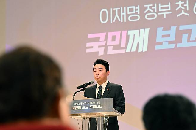 강훈식 대통령 비서실장이  7일 용산 대통령실 대강당에서 열린 대통령실 6개월 성과 간담회에서 모두발언을 하고 있다. 대통령실사진기자단