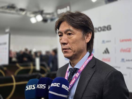 Korean national team manager Hong Myung-bo speaks to reporter at the John F. Kennedy Memorial Center in Washington on Dec. 5. [NEWS1]