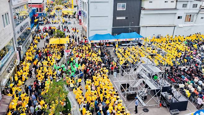 ‘닻별 테마길’에 많은 사람들이 붐비고 있다. 문경시 제공.