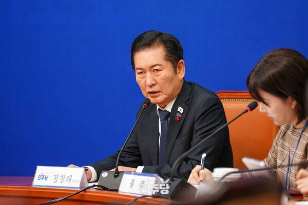 ▲ 정청래 당대표가 지난 2일 국회 본청 당대표회의실에 예방한 케빈 김 주한미국대사대리를 접견하고 기념촬영을 하고 있다. 사진=민주당