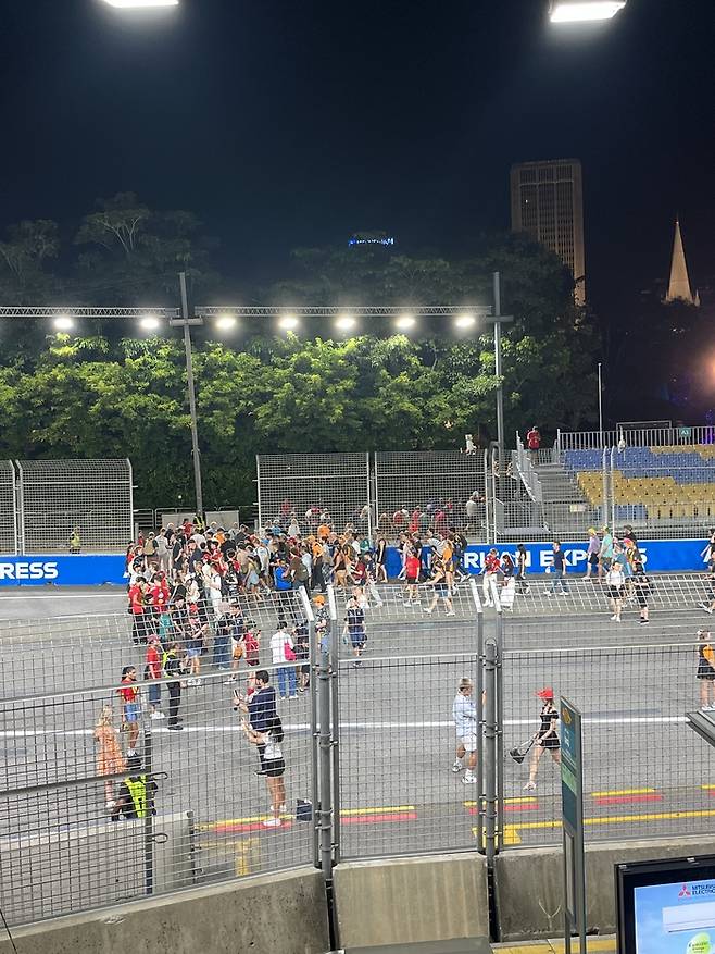 경기 끝나고 열어주는 서킷. 존4 입장객들은 아티스트 공연이 끝날 때 열어주는 일부 서킷엔 갈 수 있다. / 사진= 문서연 여행+ 기자