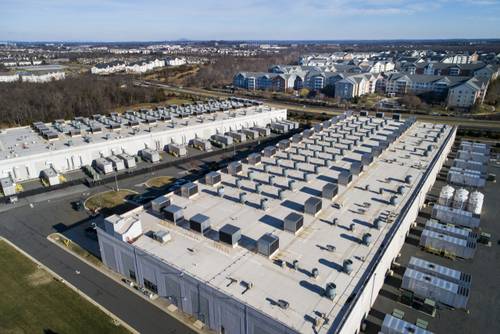 AI 확산으로 전 세계 데이터센터 전력 소비가 급증하며 국가 전력 수급에 부담이 커지고 있다. 사진은 미국 버지니아주에 있는 아마존웹서비스 데이터센터 전경 [EPA = 연합뉴스]