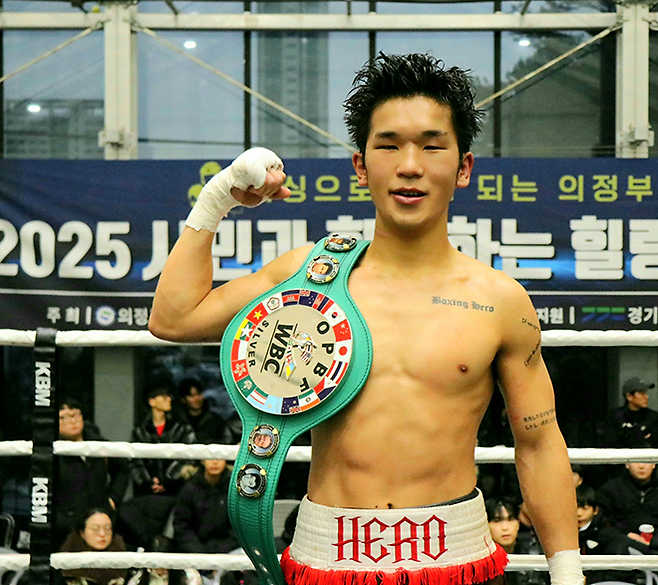 강성철이 2025년 12월 경기도 의정부시청 모두의 운동장에서 동양태평양복싱연맹 슈퍼페더급 실버 챔피언 등극 기념 촬영을 하고 있다. 사진=KBM 한국복싱커미션