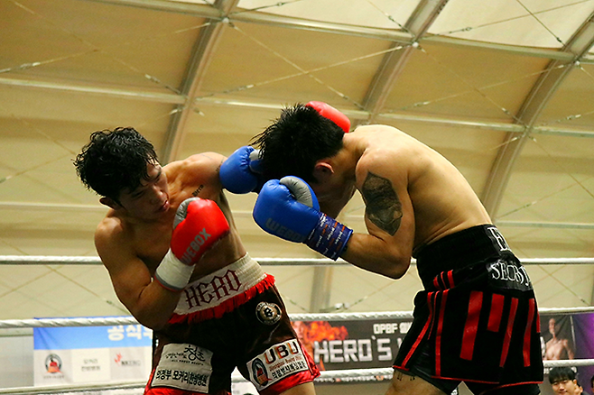 강성철이 2025년 12월 경기도 의정부시청 모두의 운동장 동양태평양복싱연맹 슈퍼페더급 실버 챔피언결정전에서 서로준을 공격하고 있다. 사진=KBM 한국복싱커미션