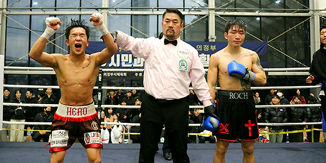 강성철이 2025년 12월 경기도 의정부시청 모두의 운동장 동양태평양복싱연맹 슈퍼페더급 실버 챔피언결정전 나병조 주심의 승리 선언에 기뻐하고 있다. 오른쪽은 판정패를 당한 서로준. 사진=KBM 한국복싱커미션