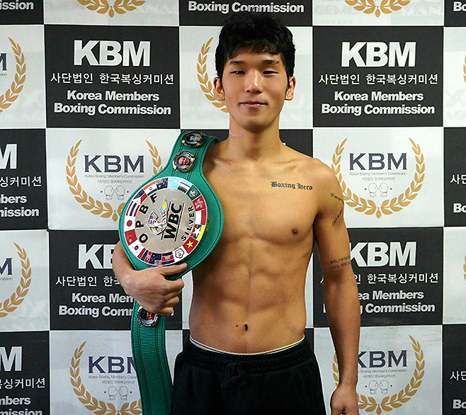 강성철이 2025년 12월 동양태평양복싱연맹 슈퍼페더급 실버 챔피언결정전 계체 통과 후 프로필 촬영을 하고 있다. 사진=KBM 한국복싱커미션