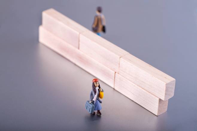 지난 8월 단지 내 공공 보행로에 펜스 설치를 결정해 논란을 빚은 서울 강동구의 한 대단지가 외부인에게 질서유지부담금을 부과하겠다고 밝혔다. /사진=클립아트코리아