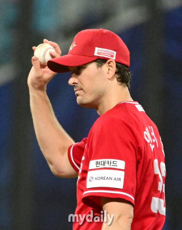 2025년 10월 13일 오후 대구 삼성라이온즈파크에서 열린 '2025 신한 SOL Bank KBO 포스트시즌' SSG 랜더스와 삼성 라이온즈의 준플레이오프 3차전 경기. SSG 선발투수 앤더슨이 3회말 3실점 한 뒤 아쉬워하고 있다./마이데일리