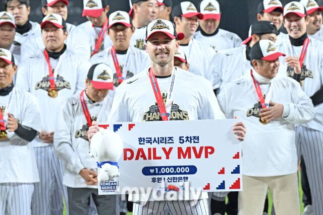 31일 대전 한화생명 볼파크 야구장에서 열린 LG 트윈스의 '2025 신한 SOL 뱅크 KBO 한국시리즈 우승 시상식. 데일리 MVP로 선정된 톨허스트./마이데일리