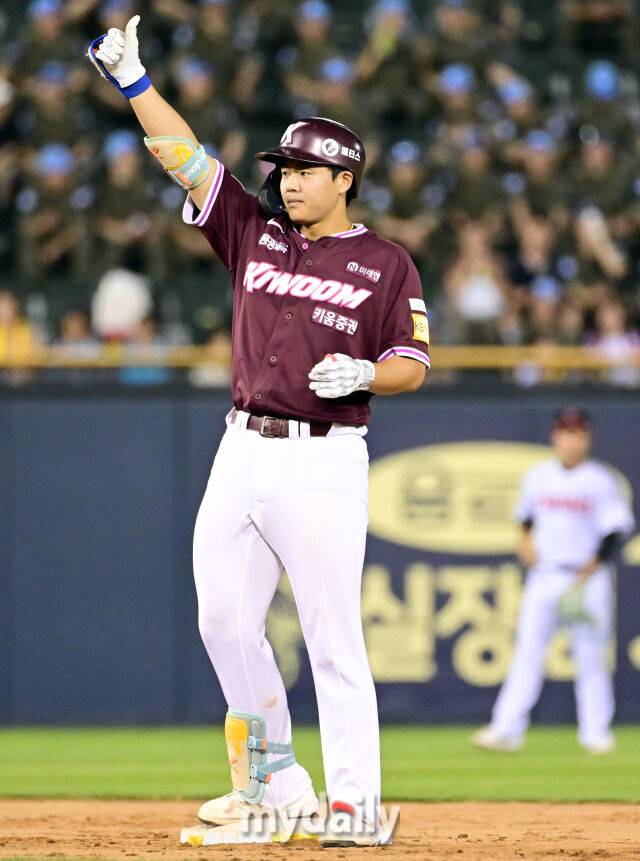 2025년 7월 10일 오후 서울 잠실구장에서 '2025 신한 SOL뱅크 KBO 리그' 키움 히어로즈와 LG 트윈스의 경기. 키움 어준서가 8회초 1사 후 2루타를 친 뒤 기뻐하고 있다./마이데일리