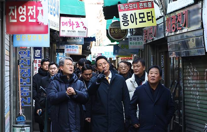 오세훈 서울시장이 지난 4일 종묘 경관 훼손 논란이 일고 있는 서울 종로구 세운재정비 촉진지구를 둘러보고 있다. [연합]