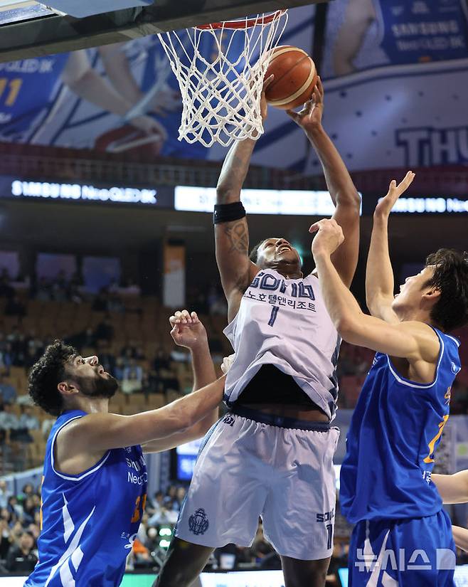 [서울=뉴시스] 황준선 기자 = 7일 서울 송파구 잠실실내체육관에서 열린 2025~2026시즌 LG전자 프로농구 정규리그 고양 소노 스카이거너스와 서울 삼성 썬더스의 경기, 소노 네이던 나이트가 슛 하고 있다. 2025.12.07. hwang@newsis.com