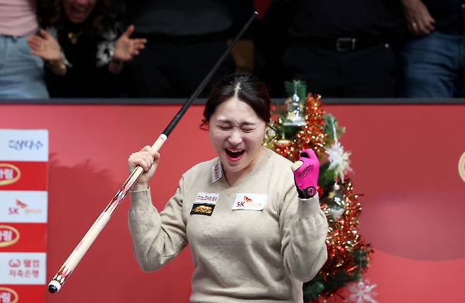 강지은은 6일 경기도 '고양 킨텍스 PBA 스타디움'에서 열린 2025-26시즌 8차 투어 '하림 PBA 챔피언십' 여자부 결승에서 김민아를 꺾고 우승한 뒤 기뻐하고 있다. PBA