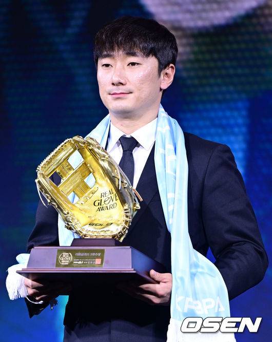 [OSEN=최규한 기자] 1일 오전 서울 광장동 그랜드 워커힐 서울에서 ‘리얼 글러브 어워드’ 시상식이 열렸다.리얼글러브 어워드는 한국 프로야구 선수들이 직접 투표를 통해 동료 선수들의 활약을 평가하고 각 포지션별 최고의 선수를 선정하는 국내 유일의 선수 주도형 시상식이다.LG 신민재가 2루수상을 수상한 뒤 포즈를 취하고 있다. 2025.12.01 / dreamer@osen.co.kr