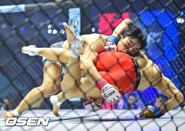 [OSEN=장충체, 박준형 기자] 7일 오후 서울 장충체육관에서 ‘굽네 로드FC 075’가 진행됐다. 플라이급 조준건이 테이크다운을 시도하고 있다. 2025.12.07 / soul1014@osen.co.kr