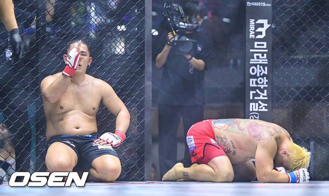 [OSEN=장충체, 박준형 기자] 7일 오후 서울 장충체육관에서 ‘굽네 로드FC 075’가 진행됐다. 헤비급 매치 세키노 타이세이가 세리머니를 하고 있다. 2025.12.07 / soul1014@osen.co.kr