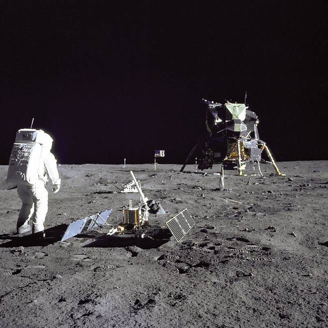 달 표면에서 활동하는 버즈 올드린