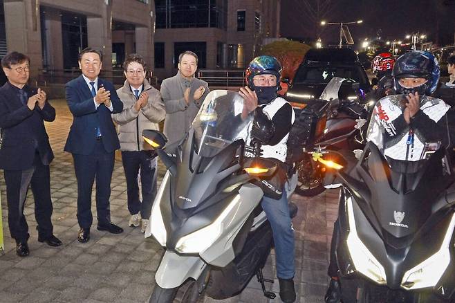 한문철TV 진행자 한문철 변호사(왼쪽 세 번째)와 심재철 DB손해보험 신사업부문 부문장(〃네 번째)이 전북 지역 라이더 등 교통 취약 계층을 위해 안전 물품을 기탁하며 김관영 전북도지사(왼쪽 두 번째), 한명규 전북사회복지공동모금회장, 라이더들과 함께 안전 운행을 기원하는 박수를 치고 있다. 전북도 제공