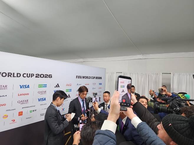 월드컵 조추첨식 끝나고 인터뷰하는 홍명보 축구대표팀 감독 - 월드컵 조추첨식 끝나고 인터뷰하는 홍명보 축구대표팀 감독 (워싱턴=연합뉴스) 박성민 특파원 = 홍명보 축구대표팀 감독이 5일(현지시간) 미국 워싱턴DC 케네디센터에서 열린 2026 북중미 월드컵 조추첨식을 마친 뒤 공동취재구역에서 인터뷰하고 있다. 2025.12.6 min22@yna.co.kr (끝) <저작권자(c) 연합뉴스, 무단 전재-재배포, AI 학습 및 활용 금지>