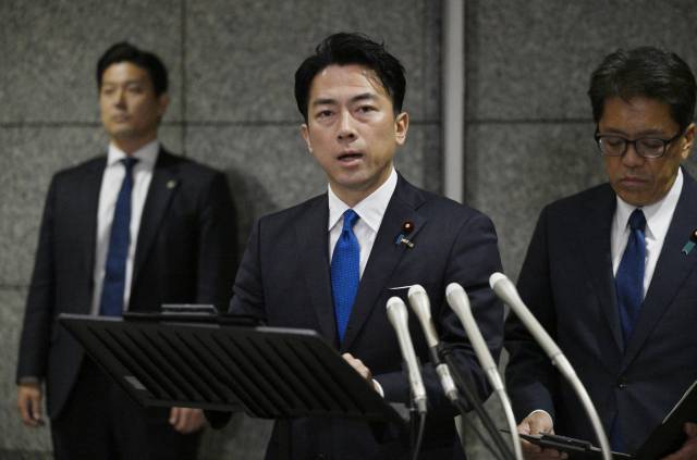고이즈미 신지로(가운데) 일본 방위상이 7일 새벽 2시 긴급 기자회견을 열고 중국군 전투기가 오키나와 인근 상공에서 일본 자위대 전투기에 레이더를 조사했다며 유감을 표명하고 있다. 교도연합뉴스