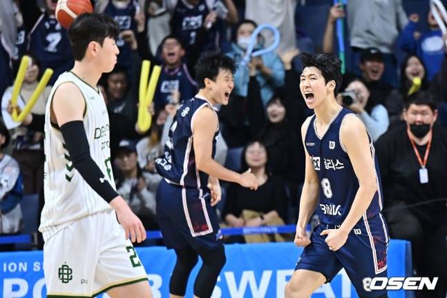 KCC 윤기찬(맨 오른쪽)이 6일 DB와 홈경기에서 4쿼터 결승 3점포를 터트린 뒤 포효하고 있다.