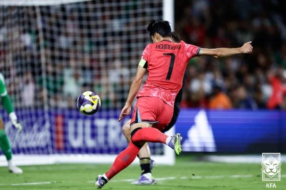 대한민국 축구 대표팀 주장 손흥민이 미국 테네시주 내슈빌의 지오디스 파크에서 열린 멕시코전에서 왼발 하프 발리 슈팅으로 동점골을 넣고 있다. /사진=대한축구협회(KFA) 제공