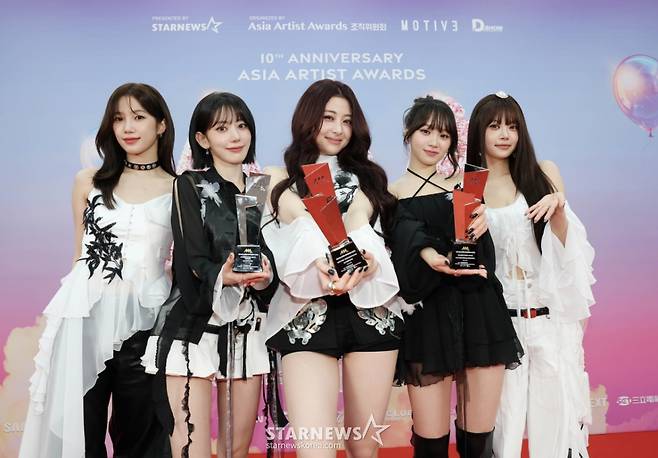 걸그룹 르세라핌이 6일 가오슝 내셔널 스타디움에서 진행된 스타뉴스 주최 '10주년 아시아 아티스트 어워즈 2025(10th Anniversary Asia Artist Awards 2025, '10주년 AAA 2025')에서 대상 올해의 뮤직 아이콘, 베스트 아티스트, 베스트 초이스(김채원)상을 수상한 뒤 포즈를 취하고 있다.  12월 6일~7일 양일에 걸쳐 가오슝 내셔널 스타디움에서 펼쳐지는 '10주년 아시아 아티스트 어워즈 2025(10th Anniversary Asia Artist Awards 2025, '10주년 AAA 2025')'와 페스타 'ACON 2025'는 MTN(머니투데이방송)과 위버스(Weverse)를 통해 각각 TV와 온라인 스트리밍으로 생중계 된다. /2025.12.06 /사진=이동훈 photoguy@