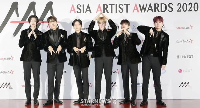 그룹 몬스타엑스가 2020 Asia Artist Awards(2020 아시아 아티스트 어워즈, 2020 AAA) 레드카펫 행사에서 포즈를 취하고 있다. 이날 몬스타엑스는 'AAA 올해의 스테이지' 대상을 수상했다.