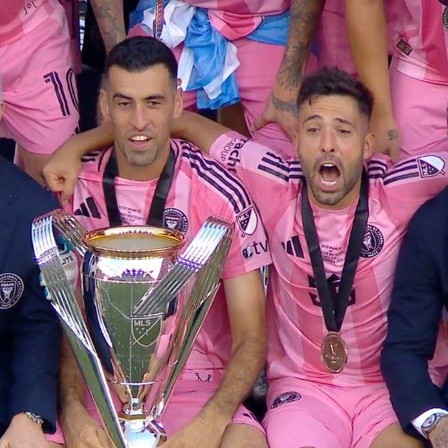 7일(한국시간) 미국 플로리다주 포트로더데일의 체이스 스타디움에서 열린 2025 미국 프로축구 메이저리그사커(MLS컵) 밴쿠버 화이트캡스와의 MLS컵을 마친 뒤 우승 트로피와 함께 기뻐하고 있는 세르히오 부스케츠(왼쪽)와 조르디 알바. /사진=바르사 유니버설 SNS 캡처