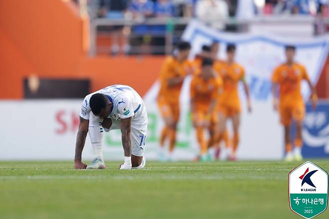 수원 삼성 세라핌이 7일 제주월드컵경기장에서 열린 승강 플레이오프 2차전 제주 SK전 팀 실점 이후 아쉬워하고 있다. /사진=한국프로축구연맹 제공