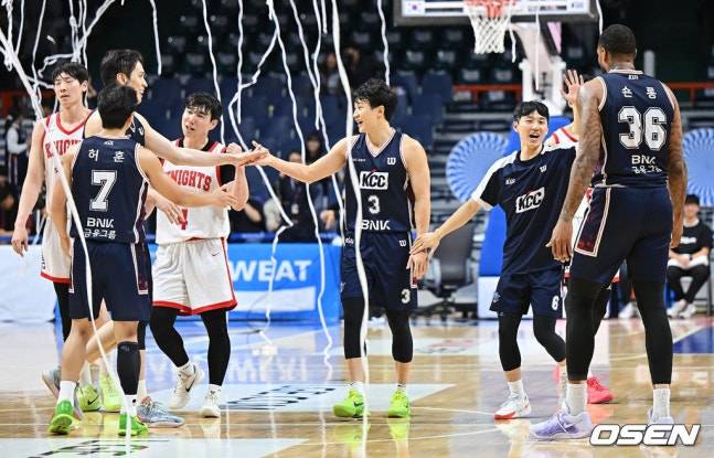 KCC 선수들이 7일 SK와 홈경기 승리 후 기뻐하고 있다.