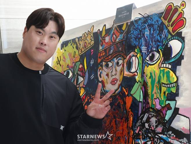 (횡성=뉴스1) 권현진 기자 = 류현진 이사장이 12일 강원도 횡성군 벨라45 컨트리클럽에서 열린 ‘이수그룹과 함께하는 2025 류현진 재단 자선골프대회’에서 작가 루도의 '몬스터 단 한명의 스타' 작품 앞에서 포즈를 취하고 있다. 2025.11.12/뉴스1  Copyright (C) 뉴스1. All rights reserved. 무단 전재 및 재배포,  AI학습 이용 금지. /사진=(횡성=뉴스1) 권현진 기자